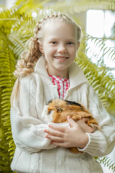 Porträt eines lächelnden kleinen Mädchens, das mit Haustier posiert — Stockfoto