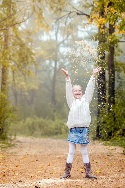 Bild eines begeisterten kleinen Mädchens beim Spielen im Park — Stockfoto