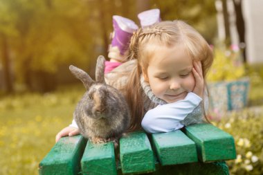 sevimli kız sevimli tavşan ile tezgah üzerinde poz