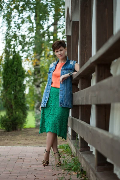 Mooie vrouw met kort haar poseren in park — Stockfoto