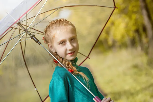 Sorridente ragazza lentigginosa in posa con ombrello — Foto Stock