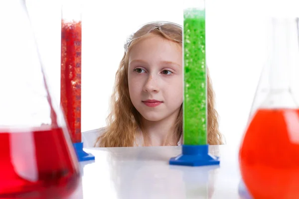 Retrato de pouco cientista com tubos de ensaio — Fotografia de Stock