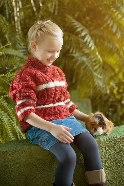 Изображение улыбающейся девушки, позирующей с симпатичной петушиной — стоковое фото
