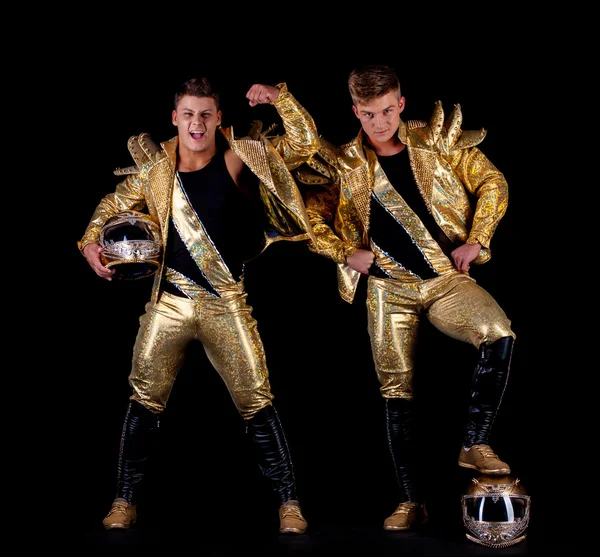 Chicos guapos posando en trajes de baile de oro —  Fotos de Stock