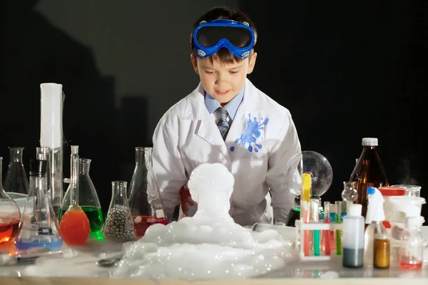 Adorabile ragazzo intelligente che fa esperimenti in studio — Foto Stock