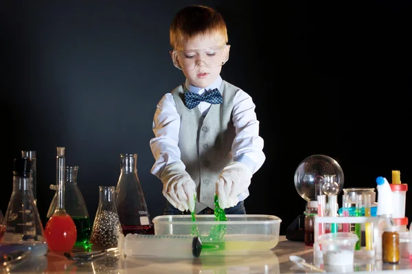 Schattig schooljongen kijken reactie van reagentia — Stockfoto