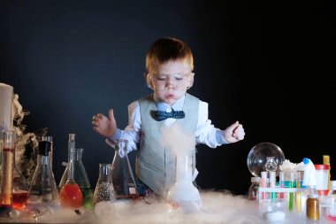 küçük deneyci stüdyoda poz odaklı