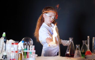 güzel kimyager kimyasal laboratuvar ile çalışma