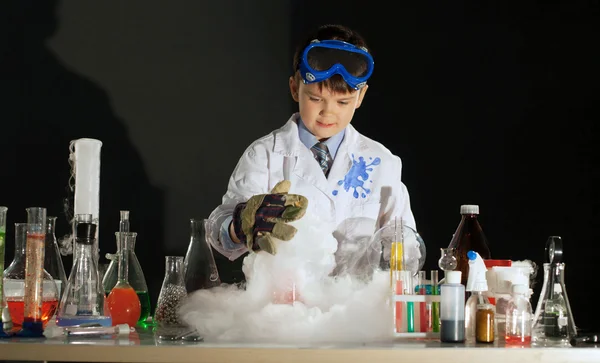 Image of cute boy experimenting in physics lab — Stock Photo, Image