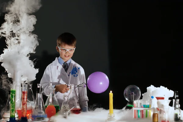 Sorridente piccolo scienziato che sperimenta in laboratorio — Foto Stock