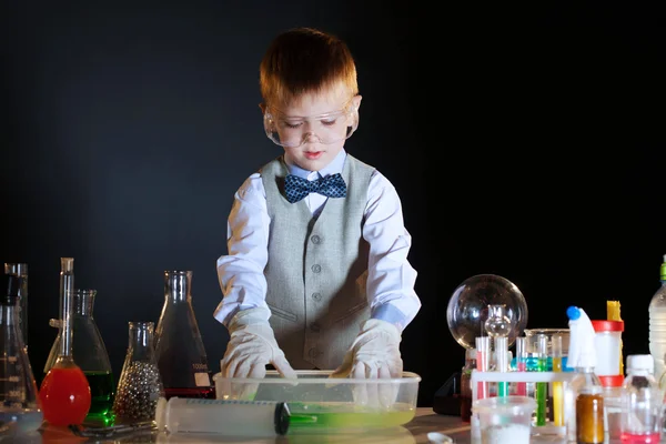 Unga fysiker experimentera med reagensmedel — Stockfoto