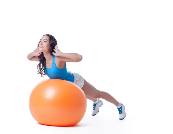 Hübsche Sportlerin trainiert mit orangefarbenem Ball — Stockfoto