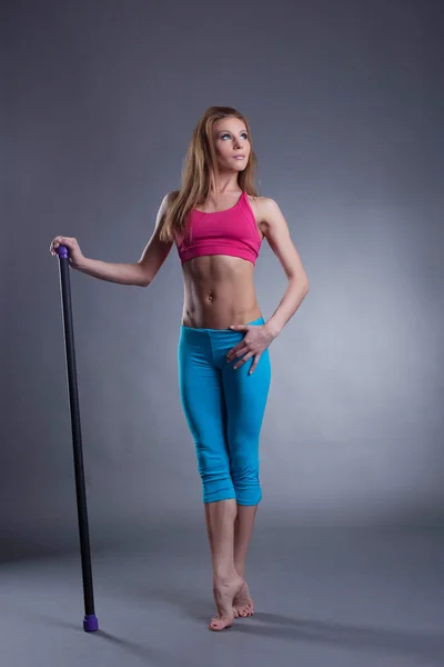 Studioaufnahme einer muskulösen starken Frau mit Fitbar — Stockfoto