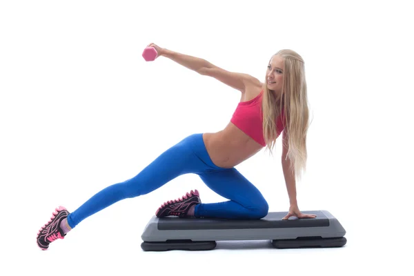 Chica musculosa sonriente haciendo ejercicio con pesas —  Fotos de Stock