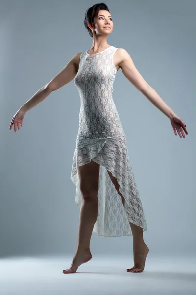 Весела молода жінка позує в еротичній сукні з мереживом — стокове фото