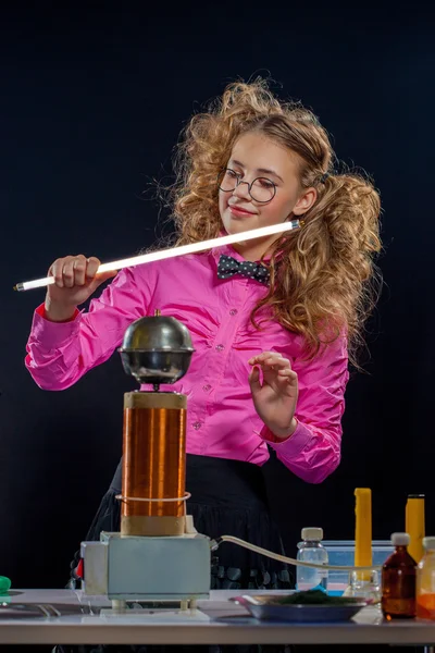 Funny young girl conducting experiments in lab — Stock Photo, Image