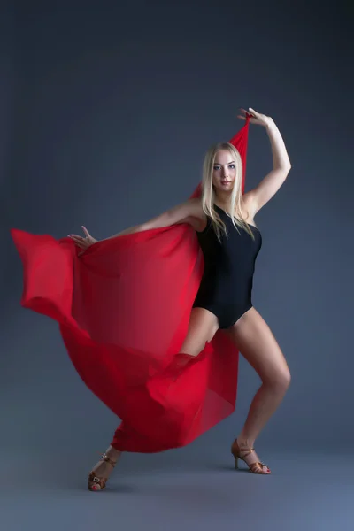 Bild von emotionalem sexy Mädchen, das mit Stoff tanzt — Stockfoto
