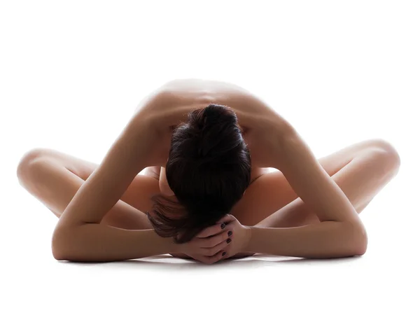 Närbild av smal naken tjej mediterar i studio — Stockfoto