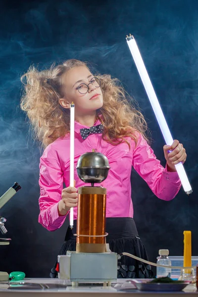 Imagem de menina engenhosa conduzindo experimento — Fotografia de Stock