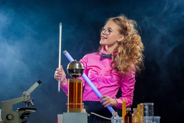 Lambalar ile poz güzel genç bilim adamı — Stok fotoğraf