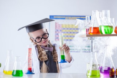 Stüdyo çekim küçük kız kimya laboratuarında poz