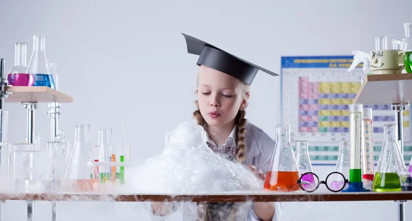 Fille intelligente regarde le résultat de l'expérience chimique — Photo