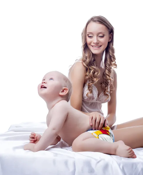 Belle jeune mère jouant avec son fils — Photo