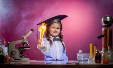 sevimli küçük Büyücü ateşi ellerimde tutarak