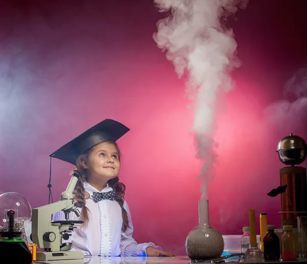 Attentive girl watches evaporation of reagents — Stock Photo, Image