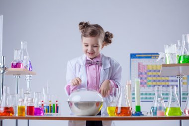 meraklı laboratorian görüntü deneyimi yürütmektedir