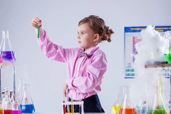 Elegante studentessa posa in laboratorio di chimica — Foto Stock