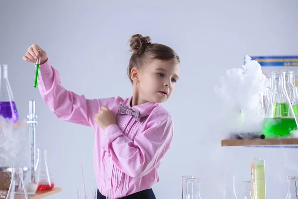 Attente schoolmeisje uitvoeren experiment in laboratorium — Stockfoto