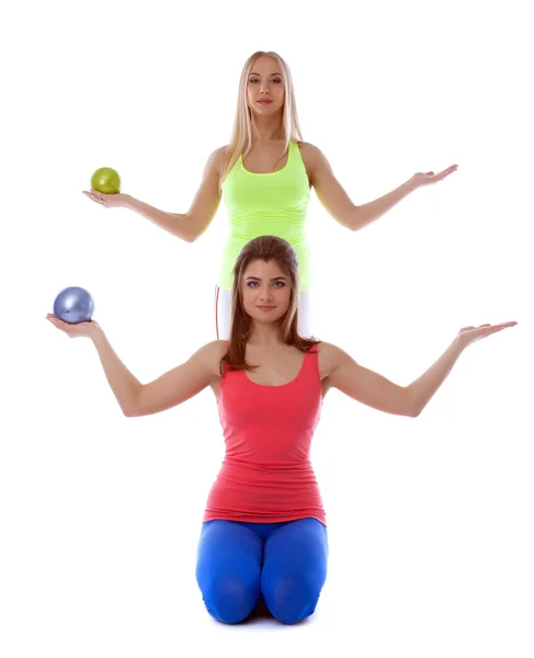 Meninas muito atléticas posando com bolas de ginástica — Fotografia de Stock
