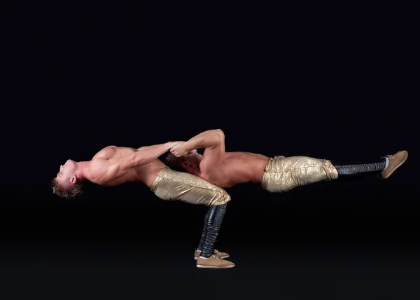 Dva seminude akrobaty pózuje udržování rovnováhy — Stock fotografie
