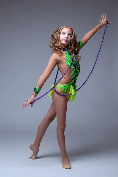 Сосредоточьтесь на выступлении гимнастки танцы с веревкой — стоковое фото