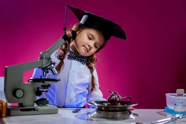 Portret van nieuwsgierig meisje poseren in science lab — Stockfoto