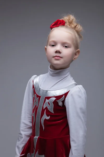 Nettes Mädchen in traditioneller Tracht zur Aufführung — Stockfoto