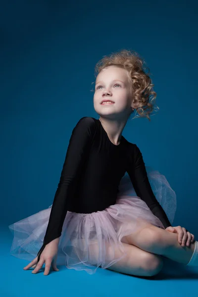 Изображение маленькой современной балерины, улыбающейся в студии — стоковое фото