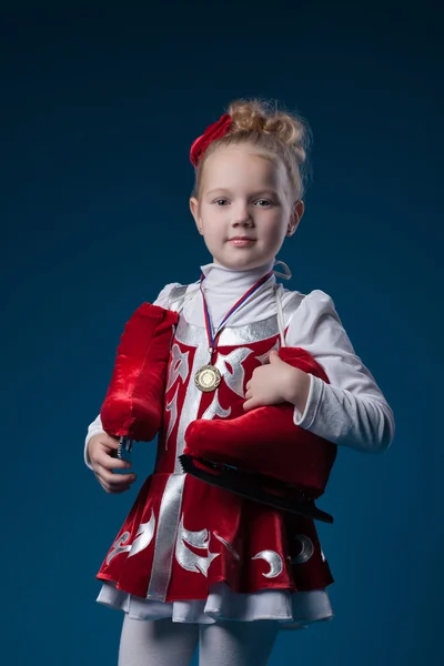 Niedliche kleine Eiskunstläuferin posiert mit Bronzemedaille — Stockfoto