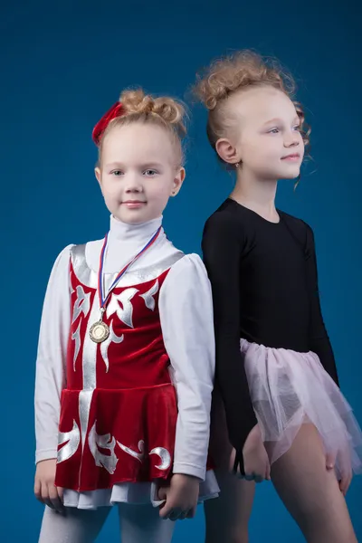 Porträtt av sportiga små flickor poserar i studio — Stockfoto