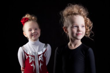 siyah üzerine izole iki güzel kız