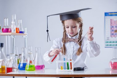 zeki bir kız laboratuvar tüplerde karıştırma görüntü