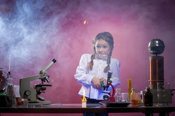 Студийный снимок испуганной девочки в лаборатории — стоковое фото