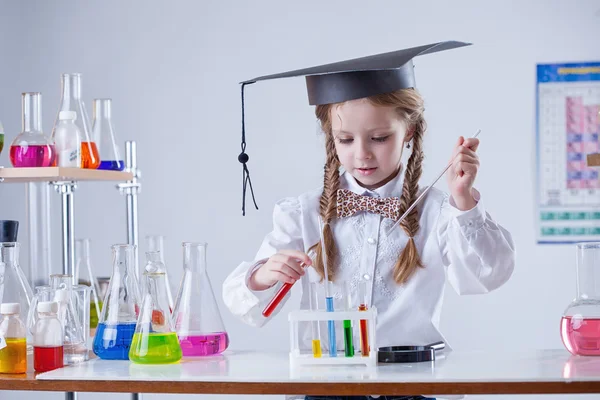 Imagen de smart girl mezclando tubos en laboratorio — Foto de Stock