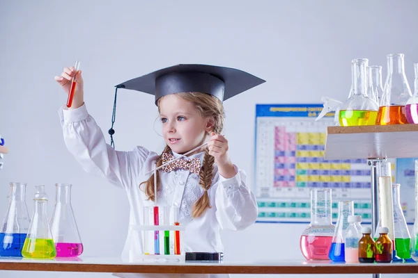 Piękny mały chemik pracuje w laboratorium — Zdjęcie stockowe