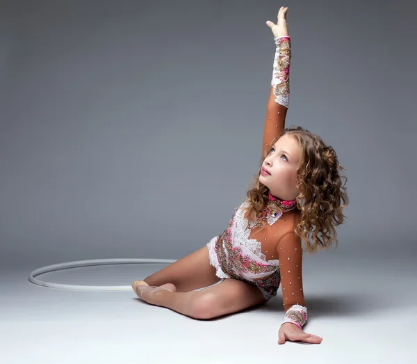 Изящные молодые гимнастки танцуют с обручем — стоковое фото