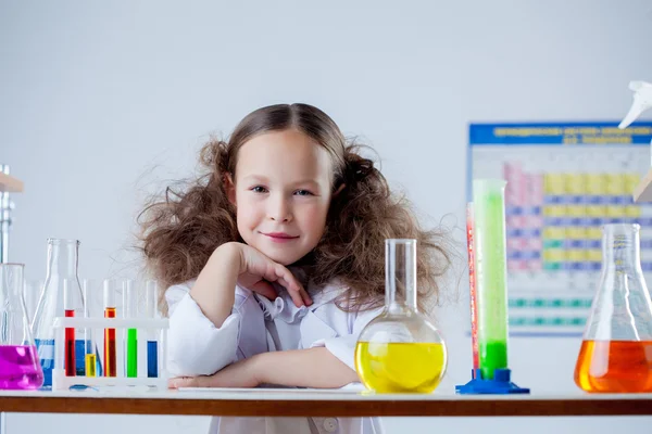 Porträt eines lächelnden bezaubernden Mädchens, das im Labor posiert — Stockfoto