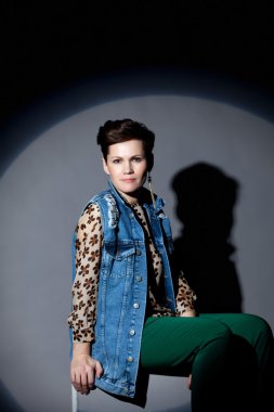 Stüdyo çekim rahat kıyafetler içinde çekici modeli