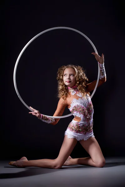 Flessibile giovane ragazza in posa con cerchio ginnico — Foto Stock