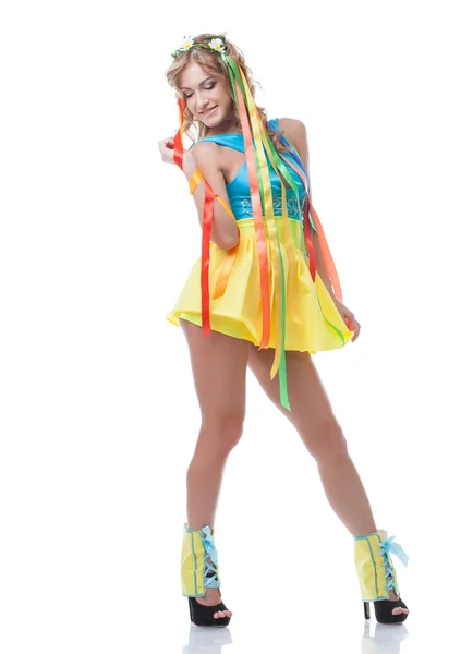 Mooi meisje poseren in kleurrijke jurk met krans — Stockfoto